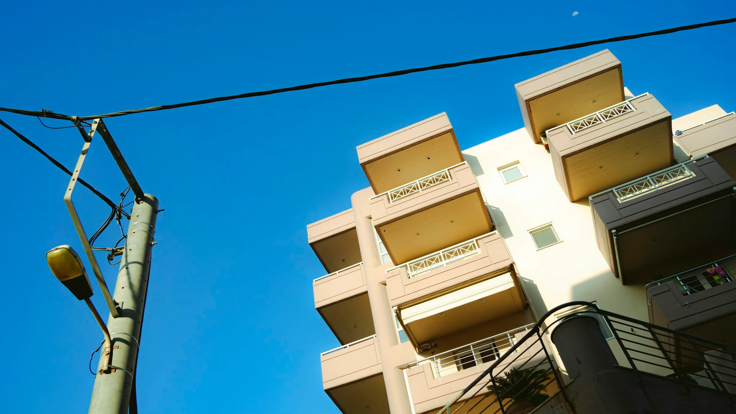 Fachada de un bloque de viviendas con balcones vista desde la calle