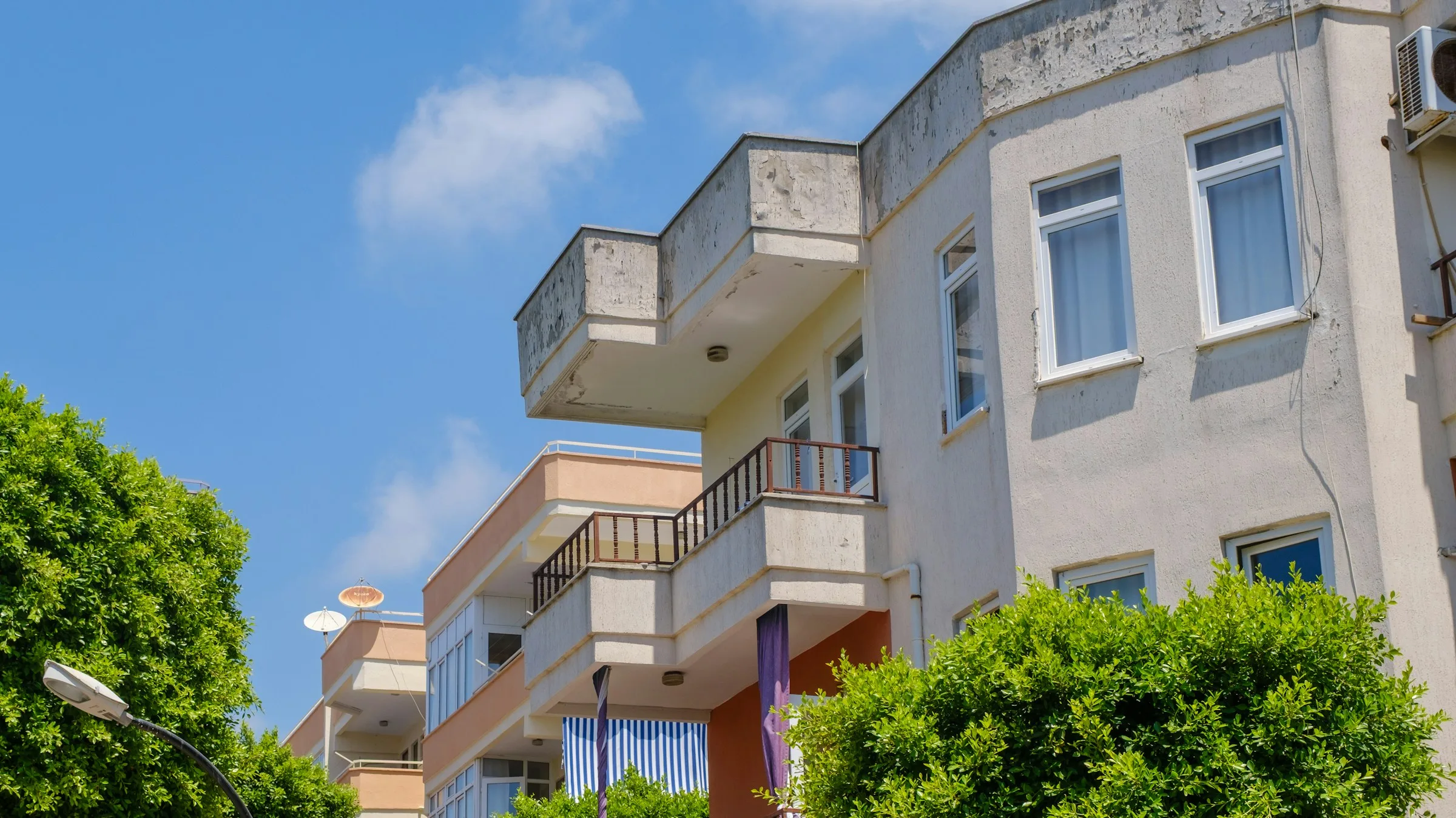 Fachada y balcones de un bloque de viviendas en una calle residencial