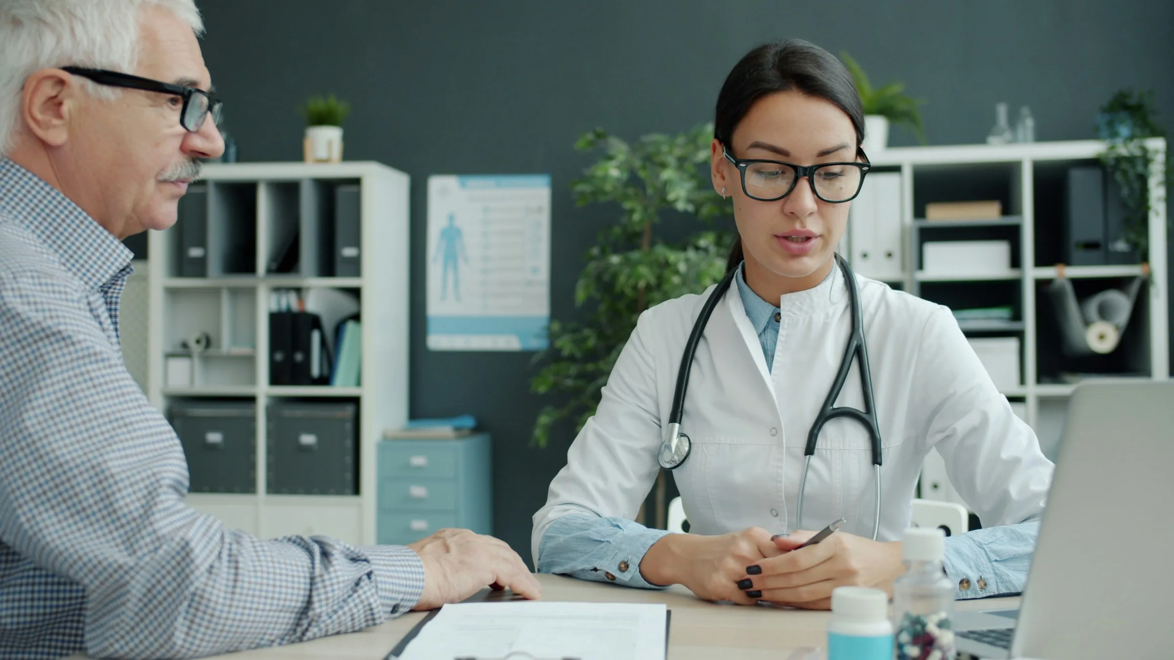 Dos profesionales sanitarios atendiendo en una consulta médica