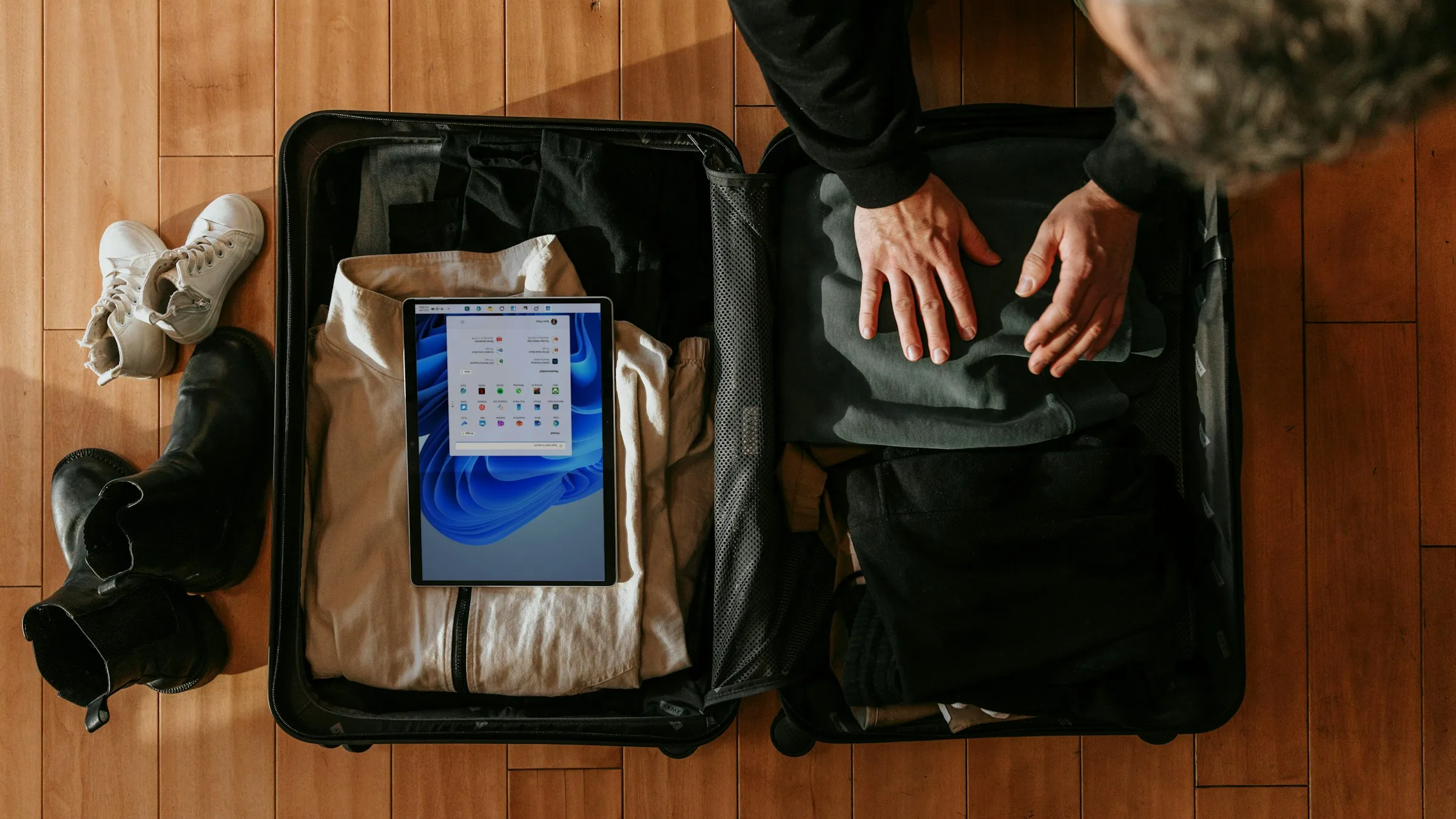 Persona preparando una maleta antes de un viaje