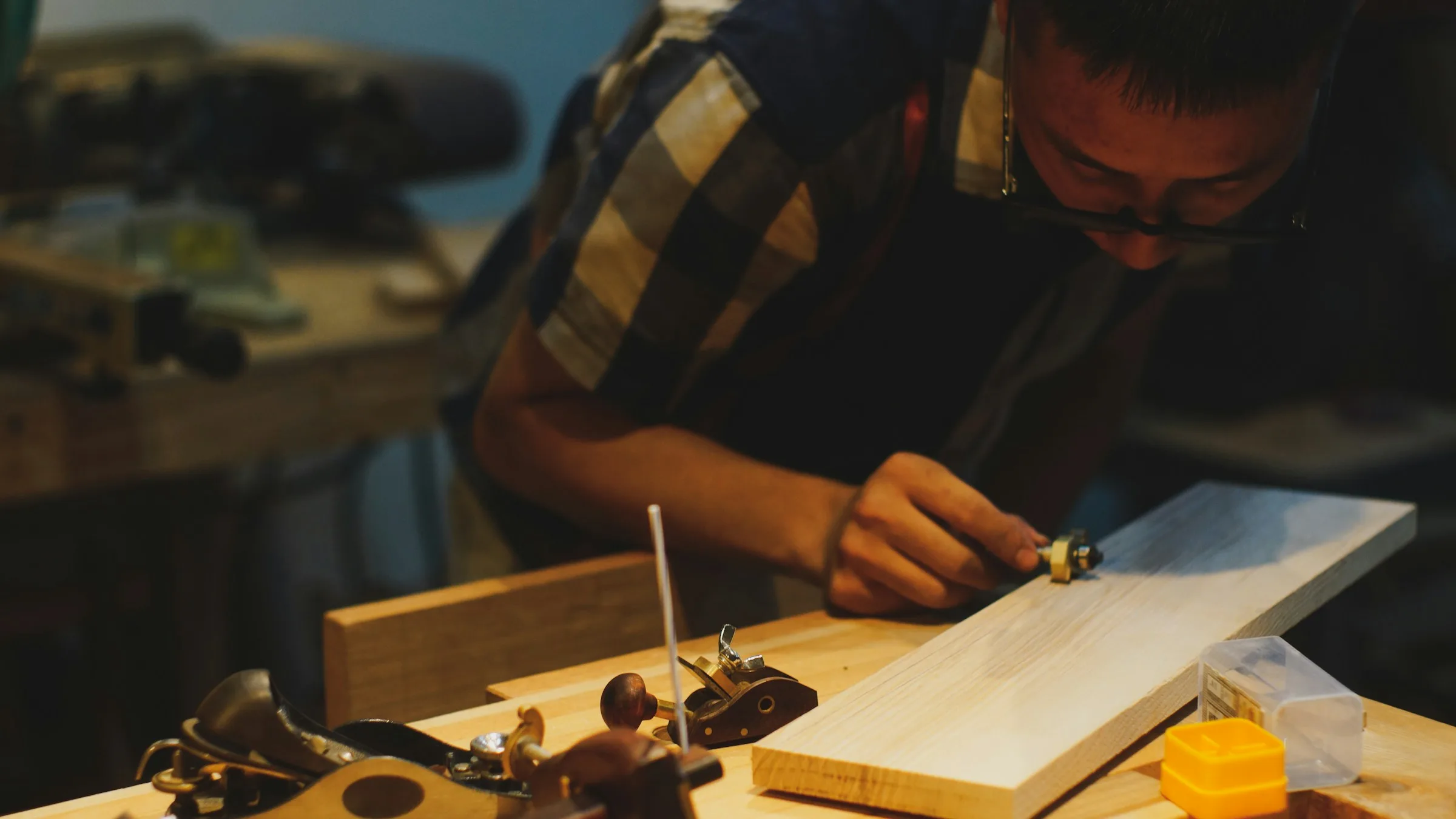 Carpintero trabajando una pieza de madera en su taller