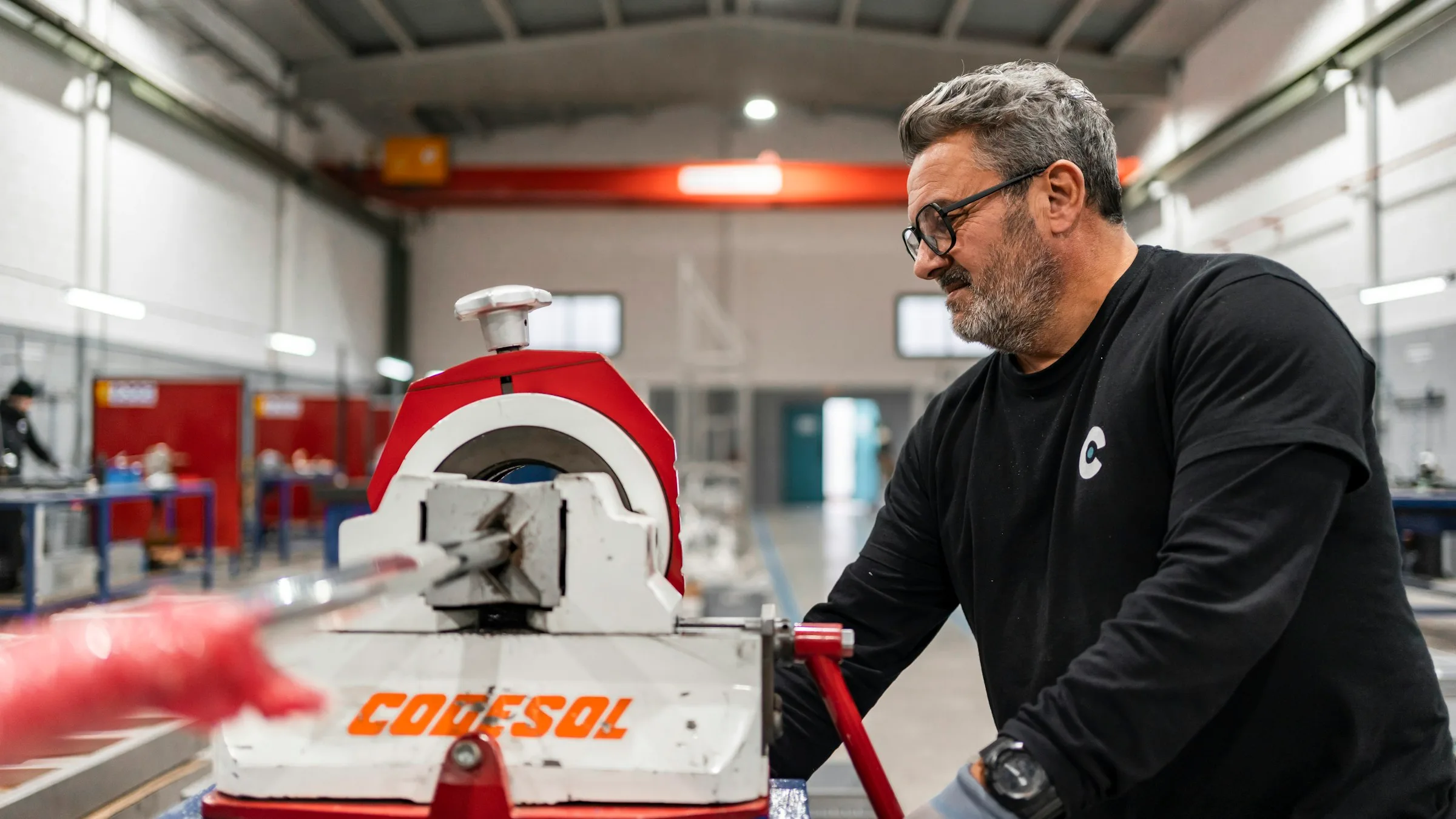 Técnico manejando maquinaria en un taller industrial