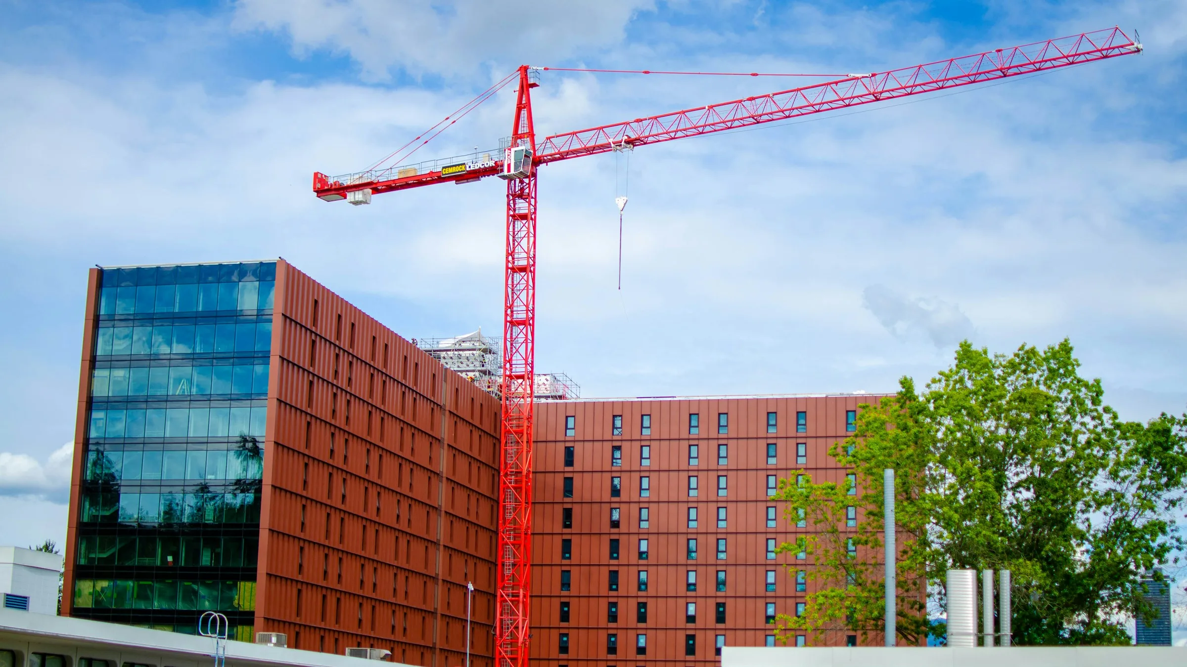 Edificio de viviendas en construcción con una grúa torre