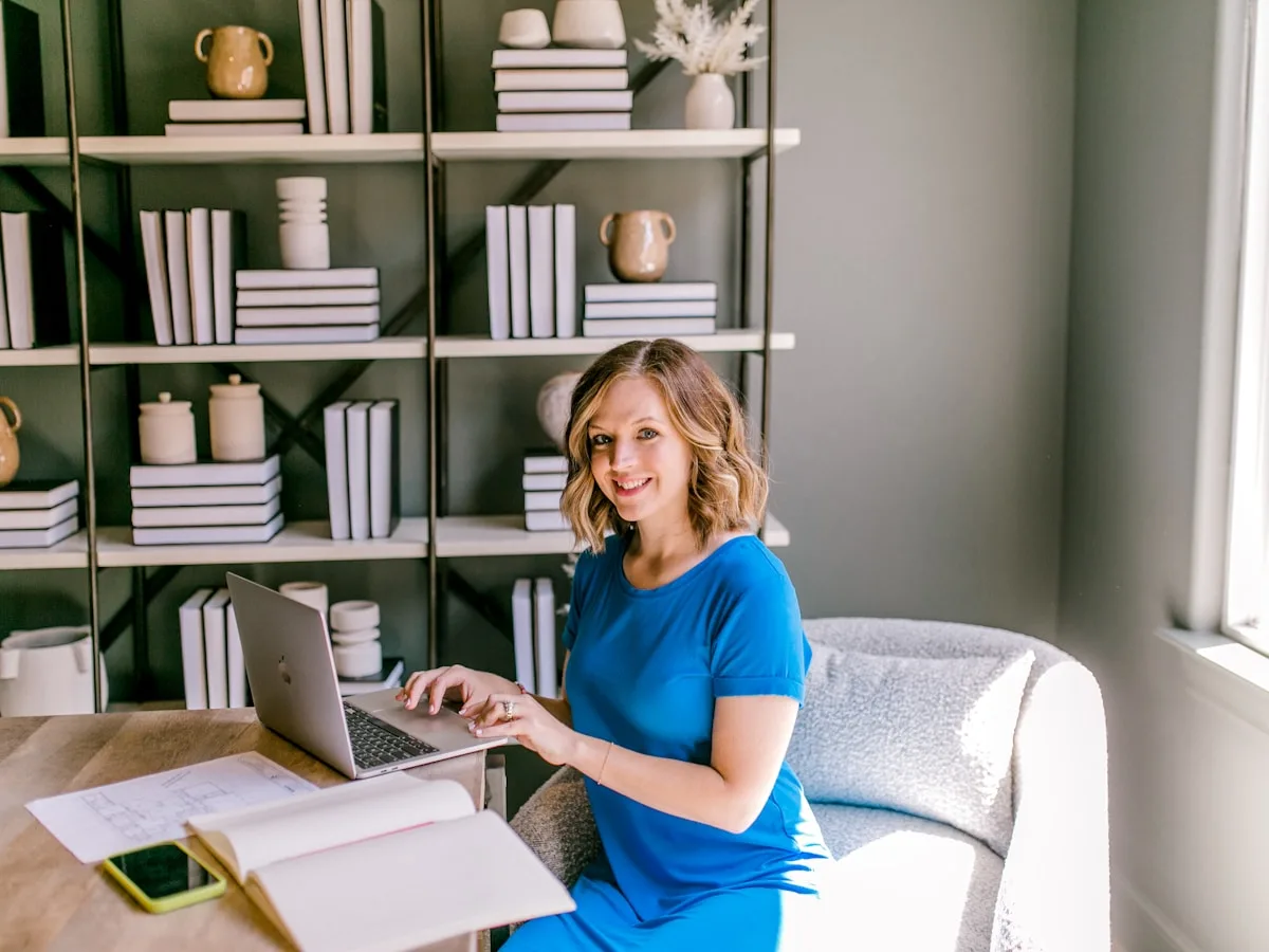 Mujer trabajando con el portátil en un despacho luminoso
