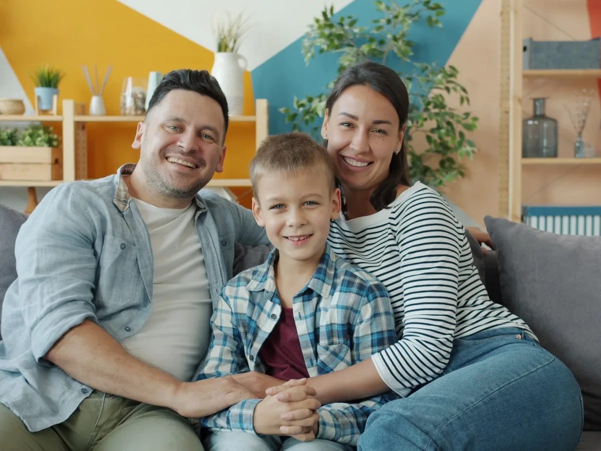 Familia en el sofá de casa